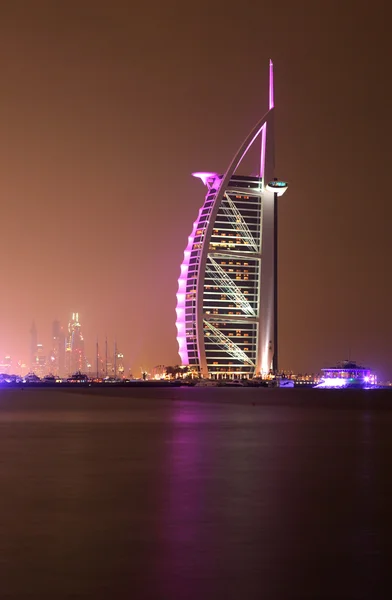 Burj al arab svítí v noci, Dubaj — Stock fotografie