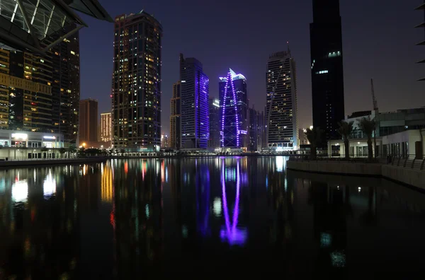 Jumeirah Lakes Towers por la noche, Dubai — Foto de Stock