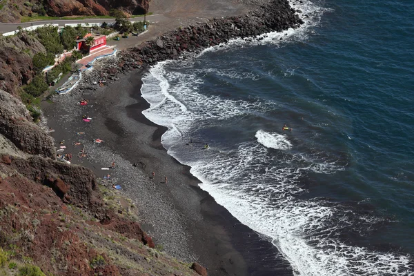 Praia de areia preta, Ilha Canária Tenerife, Espanha — Fotografia de Stock