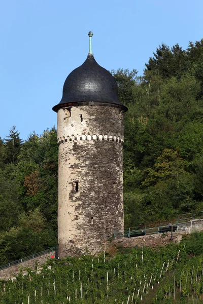 Turm und Weinberg in zell, Deutschland — Stockfoto