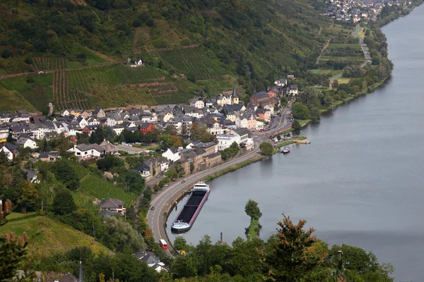 Маленький городок на реке Мозель, Германия — стоковое фото