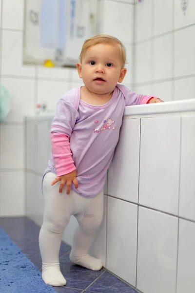 Barn girl spela i ett badrum — Stockfoto