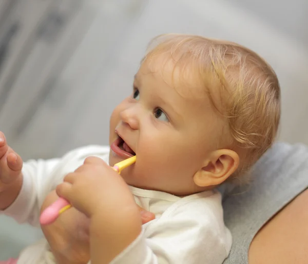 Söt baby flicka borsta hennes tänder — Stockfoto