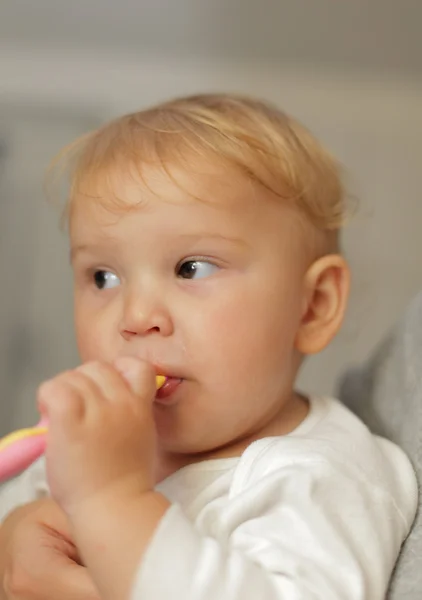 かわいい女の赤ちゃん彼女の歯を磨く — ストック写真
