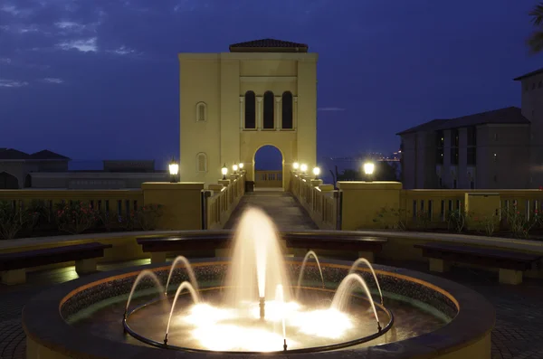 在迪拜的照明的喷泉 — 图库照片