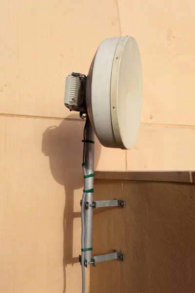 Antena celular encima de un edificio — Foto de Stock