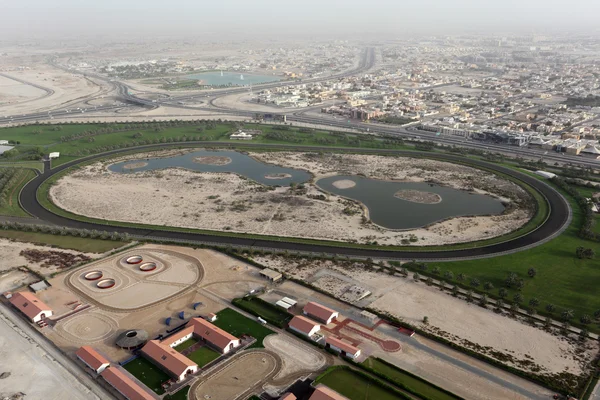 Vista aérea de una pista de carreras de caballos en Dubai — Foto de Stock