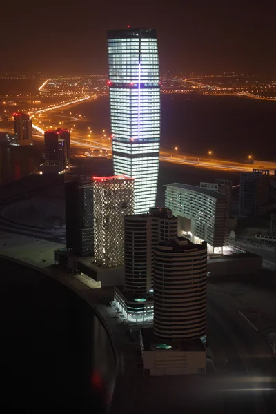 Geceleri aydınlatılan Dubai'deki gökdelenler — Stok fotoğraf