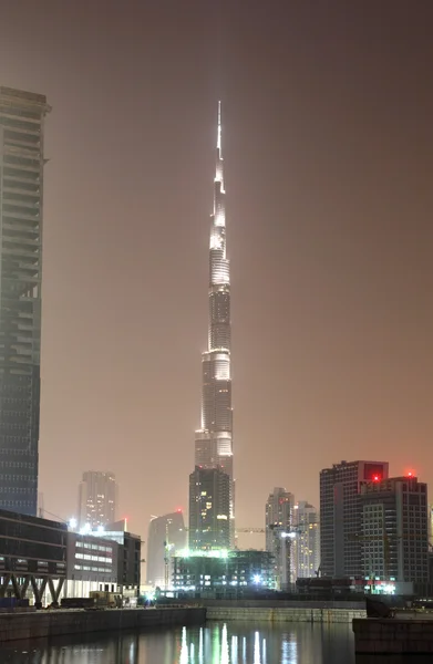 Burj khalifa's nacht verlicht. Dubai, Verenigde Arabische Emiraten — Stockfoto