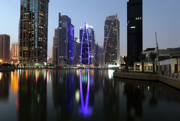 Jumeirah Lake Towers à noite. Dubai — Fotografia de Stock