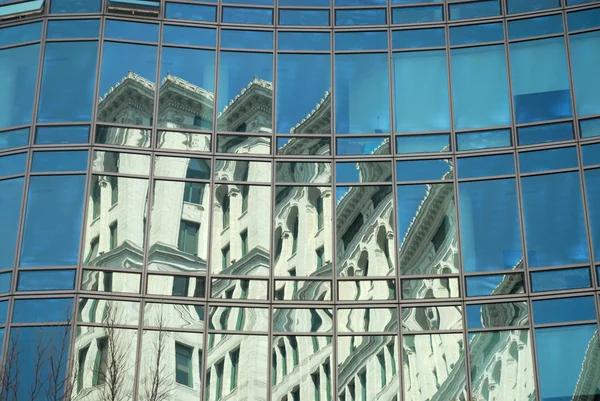 Reflektion av en art déco-byggnad i office fasaden — Stockfoto