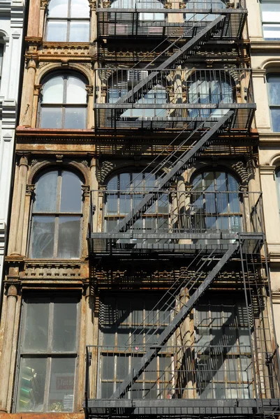 Старое здание с пожарной лестницей, Нью-Йорк — стоковое фото