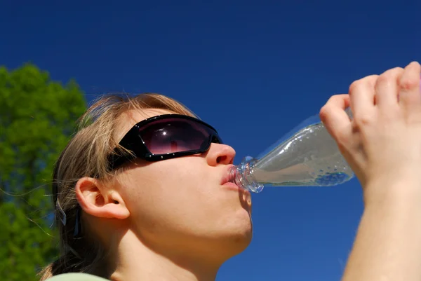 Durstige junge Frau trinkt — Stockfoto