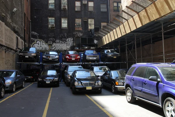 Estacionamento de carros na cidade — Fotografia de Stock