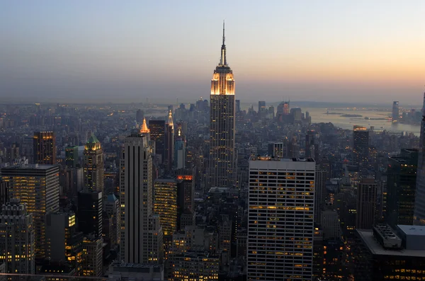 Вид с воздуха на Манхэттен в сумерках, Нью-Йорк — стоковое фото