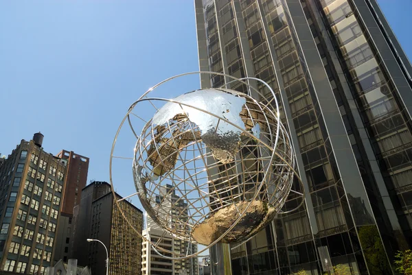 Глобус на колі колон в нью-йоркському місті — стокове фото