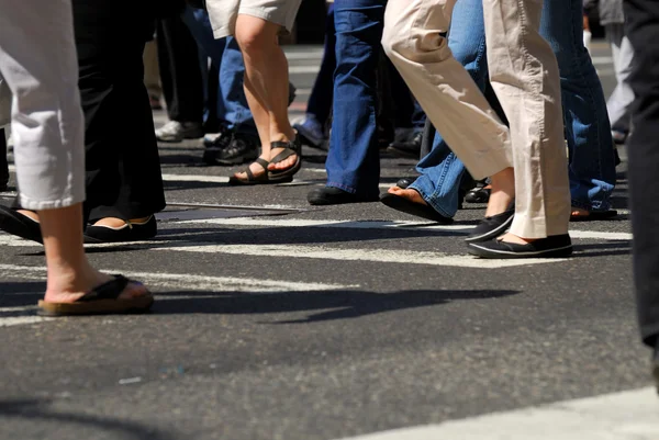 Folla che attraversa la strada in una città — Foto Stock