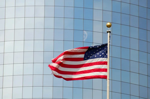 Американский флаг против фасада небоскреба, Нью-Йорк — стоковое фото