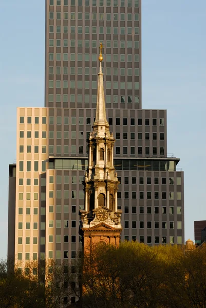 Εκκλησία μπροστά από έναν ουρανοξύστη, πόλη της Νέας Υόρκης — Φωτογραφία Αρχείου