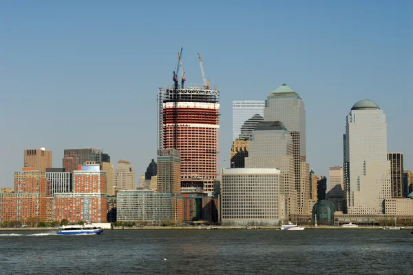 Linha do horizonte de Manhattan com canteiro de obras Ground Zero — Fotografia de Stock