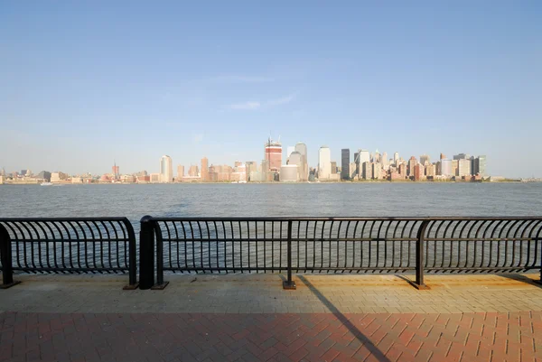 Manhattan skyline från strandpromenaden i new jersey — Stockfoto