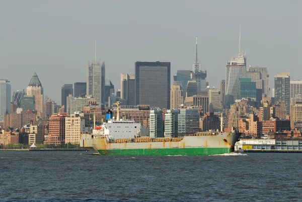 在纽约哈德逊河的货船 — 图库照片