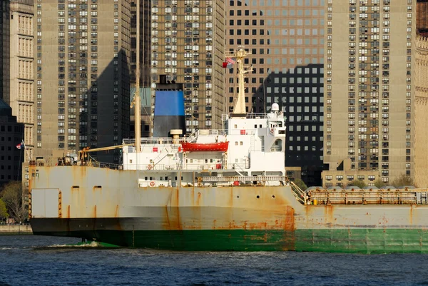 Navio de carga no rio Hudson, Nova York — Fotografia de Stock