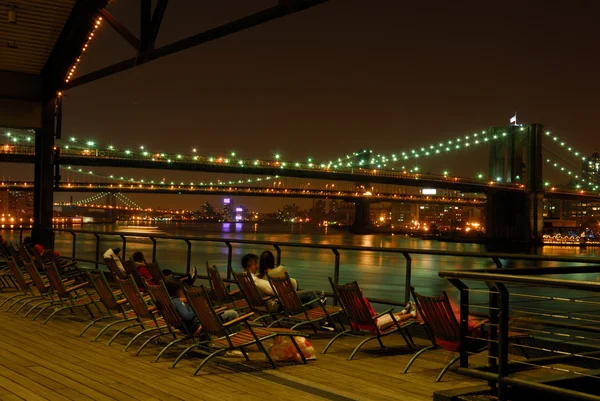 桟橋 17、ニューヨークでデッキチェア — ストック写真