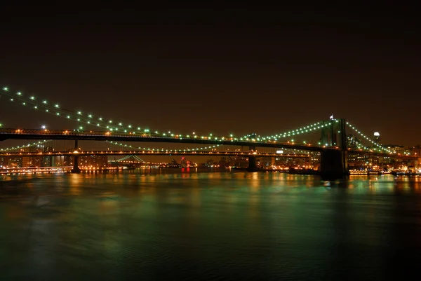 Puente de Brooklyn sobre el East River, Nueva York — Foto de Stock