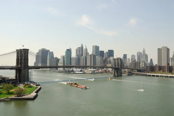 Brooklyn bridge en de skyline van manhattan, new york — Stockfoto