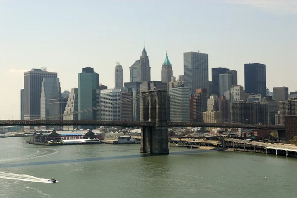 Бруклинский мост и Скайлайн Манхэттена, Нью-Йорк — стоковое фото