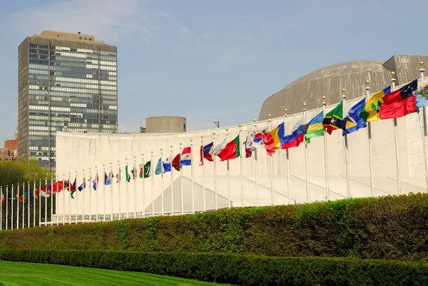 Флаги перед штаб-квартирой ООН в Нью-Йорке — стоковое фото