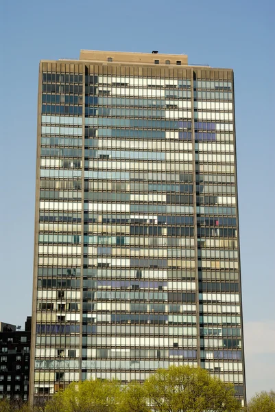 Edificio de oficinas en la ciudad —  Fotos de Stock