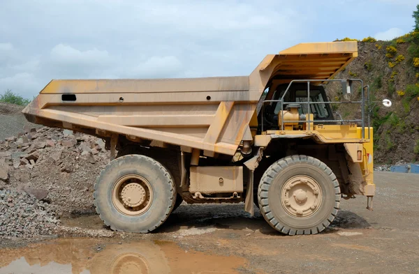 Big dumper truck in a stone pit — Stock Photo, Image