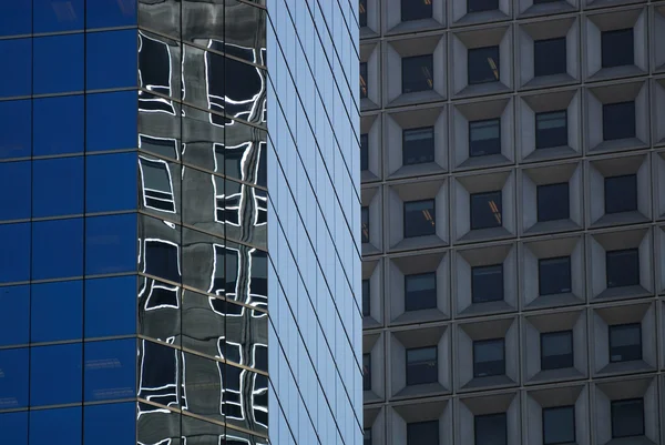 Reflexões no prédio de escritórios — Fotografia de Stock