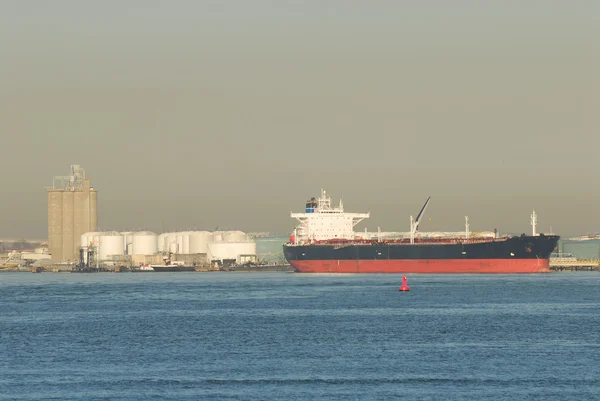 Tanker in the harbor — Stok fotoğraf