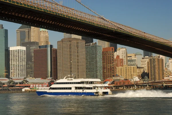 New York'ta Brooklyn Köprüsü ve manhattan skyline — Stok fotoğraf