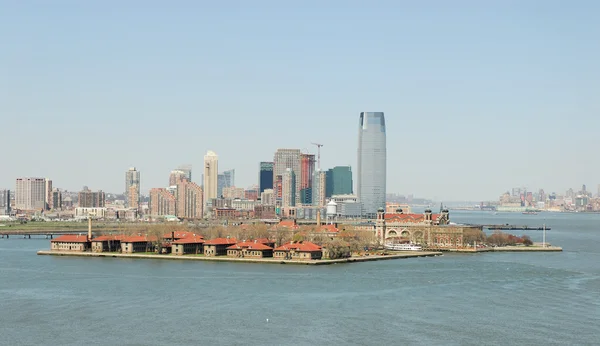 エリス島とマンハッタンのスカイライン — ストック写真