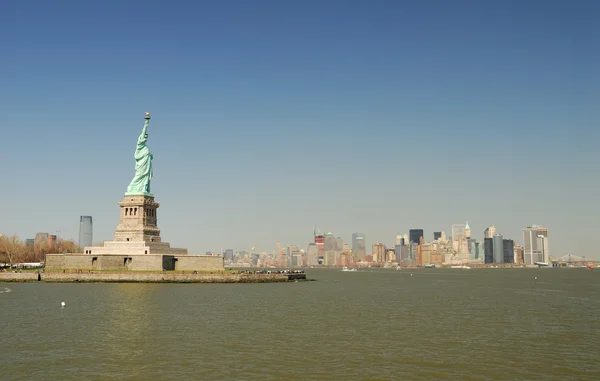 Манхэттен Скайлайн и Статуя Свободы, Нью-Йорк — стоковое фото