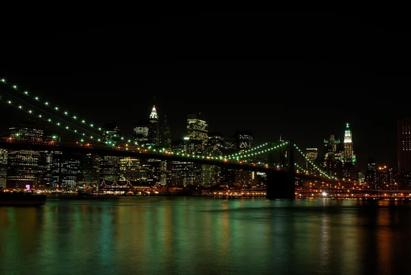 Brooklyn bridge en manhattan skyline in de nacht — Stockfoto