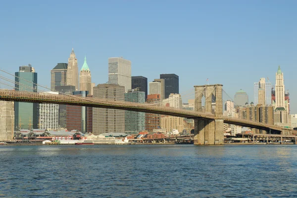 Brooklyn Köprüsü'ne ve manhattan skyline, new york — Stok fotoğraf