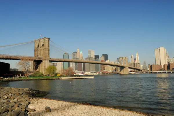 Brooklyn bridge a na panorama Manhattanu, new york — Stock fotografie