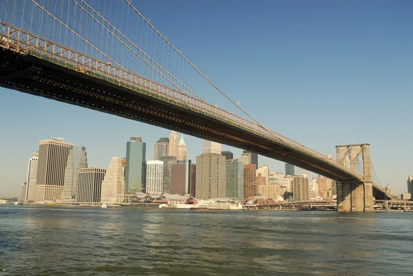 Brooklyn Köprüsü ve aşağı manhattan new york arka planda — Stok fotoğraf