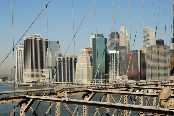 Manhattan as seen from the Brooklyn Bridge, suspension cables in the foregr — Stock Photo, Image