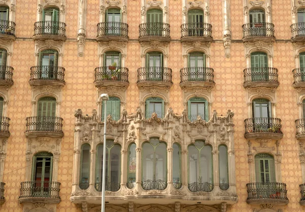 Fachada de un hermoso edificio en Barcelona España —  Fotos de Stock