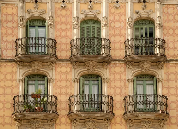 Fasada budynku piękne w Barcelonie — Zdjęcie stockowe