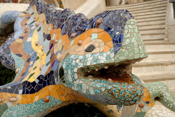 在西班牙巴塞罗那奎尔公园中的龙的雕塑， — 图库照片