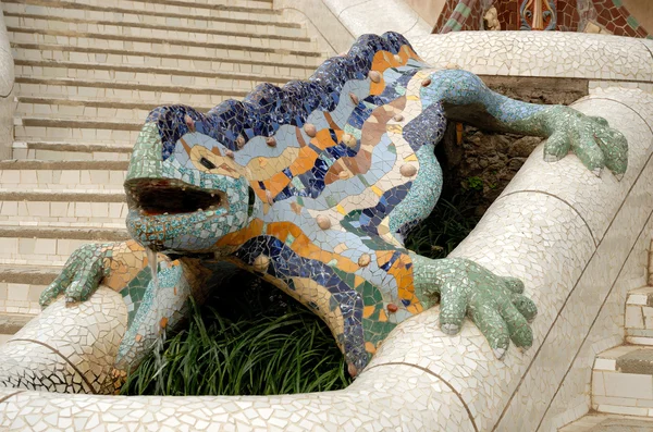 Skulptur av en drake designad av antoni gaudi, barcelona Spanien — Stockfoto