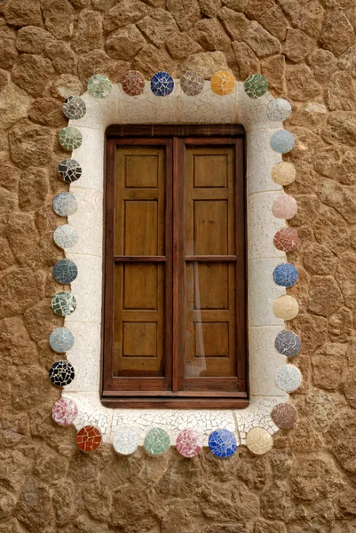 Fönster i huset designad av antoni gaudi i barcelona Spanien — Stockfoto