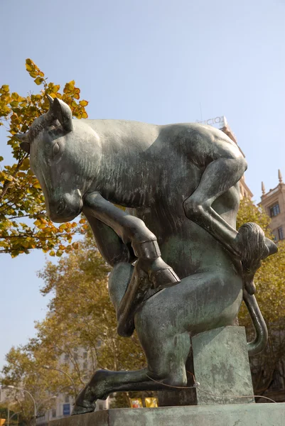 在巴塞罗那，西班牙公牛的雕塑 — 图库照片